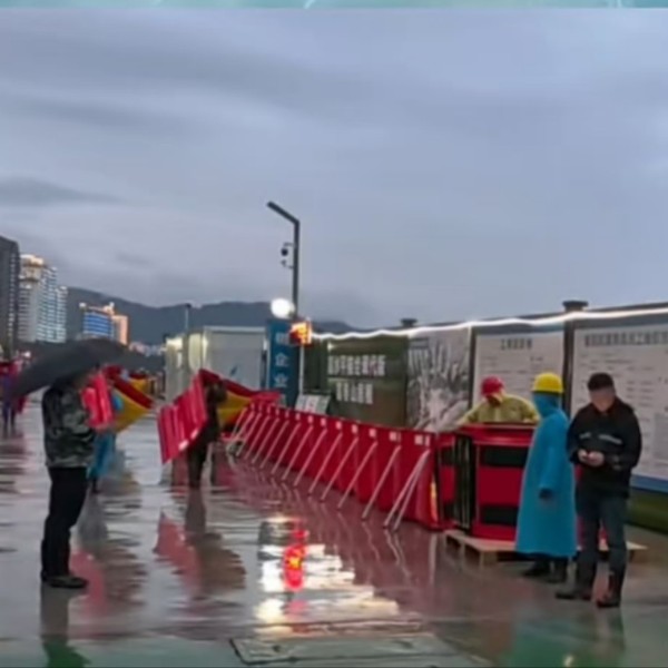 Rapid deployment quick removal