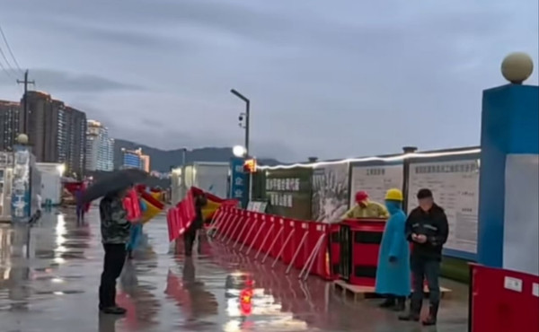 Reusable L Shaped Flood Barrier for Flood Control 5 Deployment Speed and Ease