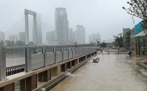 Customizing Demountable Flood Barriers: Key Factors to Know 2 Demountable flood barriers used in commercial flood protection