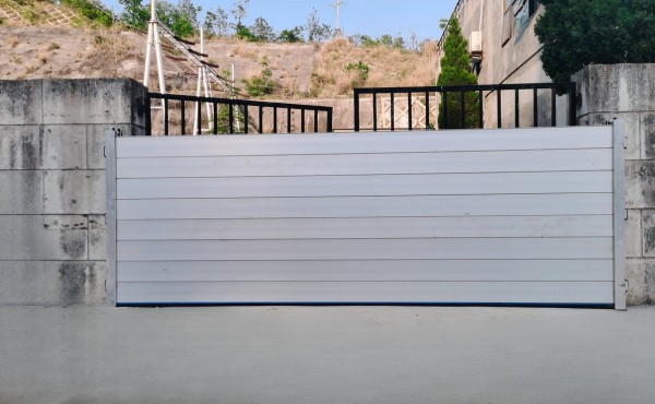 Complete Guide to Aluminum Flood Barrier Systems 1 Aluminum Flood Gate