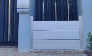 Emergency Flood Gates for Houses: Fast Deployment Options 2 Fast deployment flood gates for houses installed at a home entrance during flooding