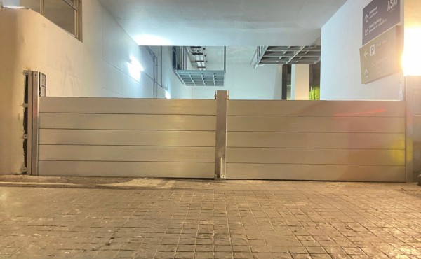 Flood Barrier Bulk Buying Guide: Size, Material, Load and MOQ 1 Flood barriers deployed at a shopping mall entrance to prevent floodwater from entering the building